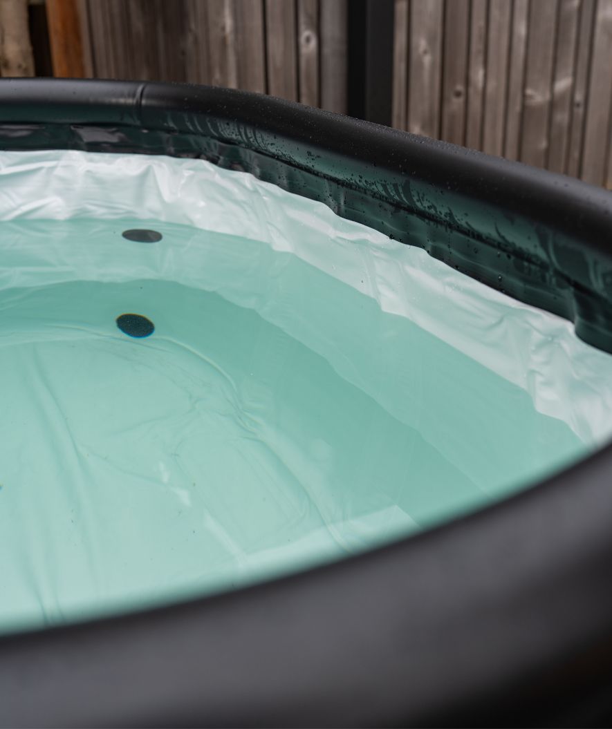 Watery inflatable cold plunge - Hero Max - Black