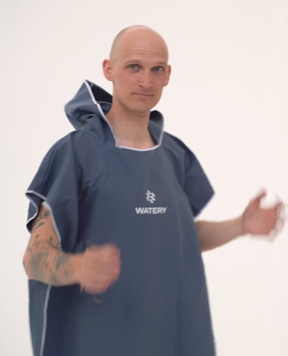 WateryMicrofiberVoksenPoncho-Mørkeblå.mp4